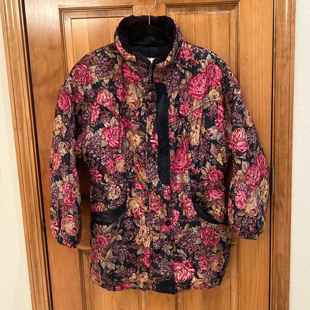 Beautiful vintage floral coat, fleece lined collar kids XL